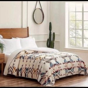 Pendleton Home Queen Sherpa Blanket White Sands